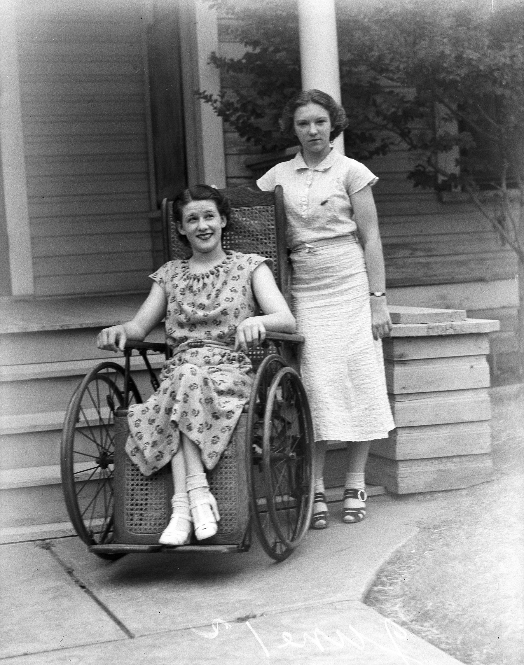 Mary Elizabeth Runkles with her cousin Francine Mann in Fort Worth to see President Franklin D. Roosevelt