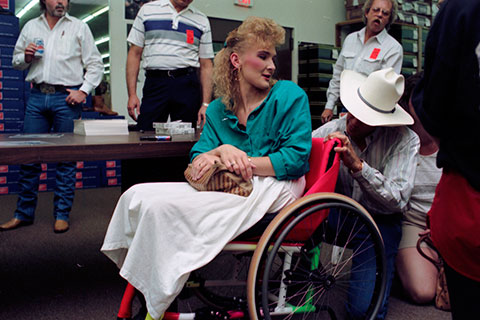 Renea Watson getting her wheelchair autographed by George Strait 